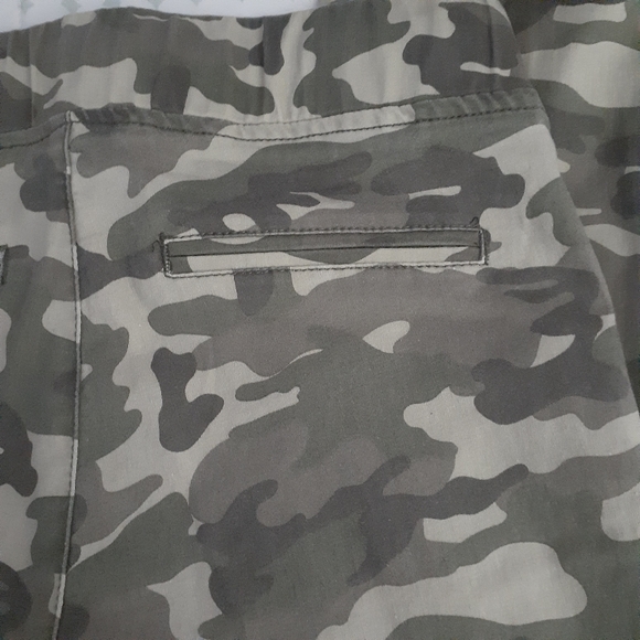 V.I.P. | Women's Camo Jeggings (size 9/10) - Picture 7 of 16